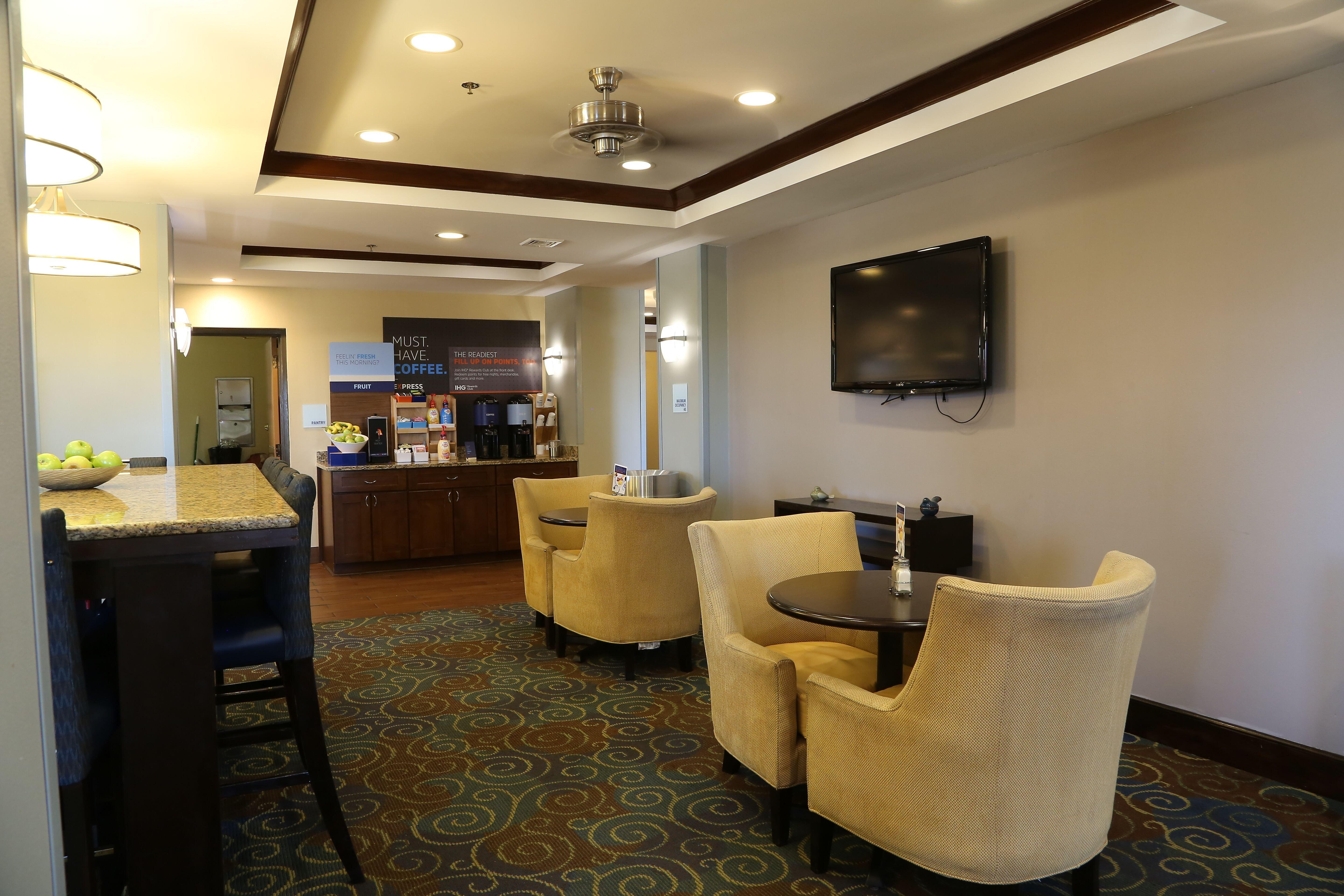 Holiday Inn Express Hotel & Suites Cleveland - Ms By Ihg Exterior photo