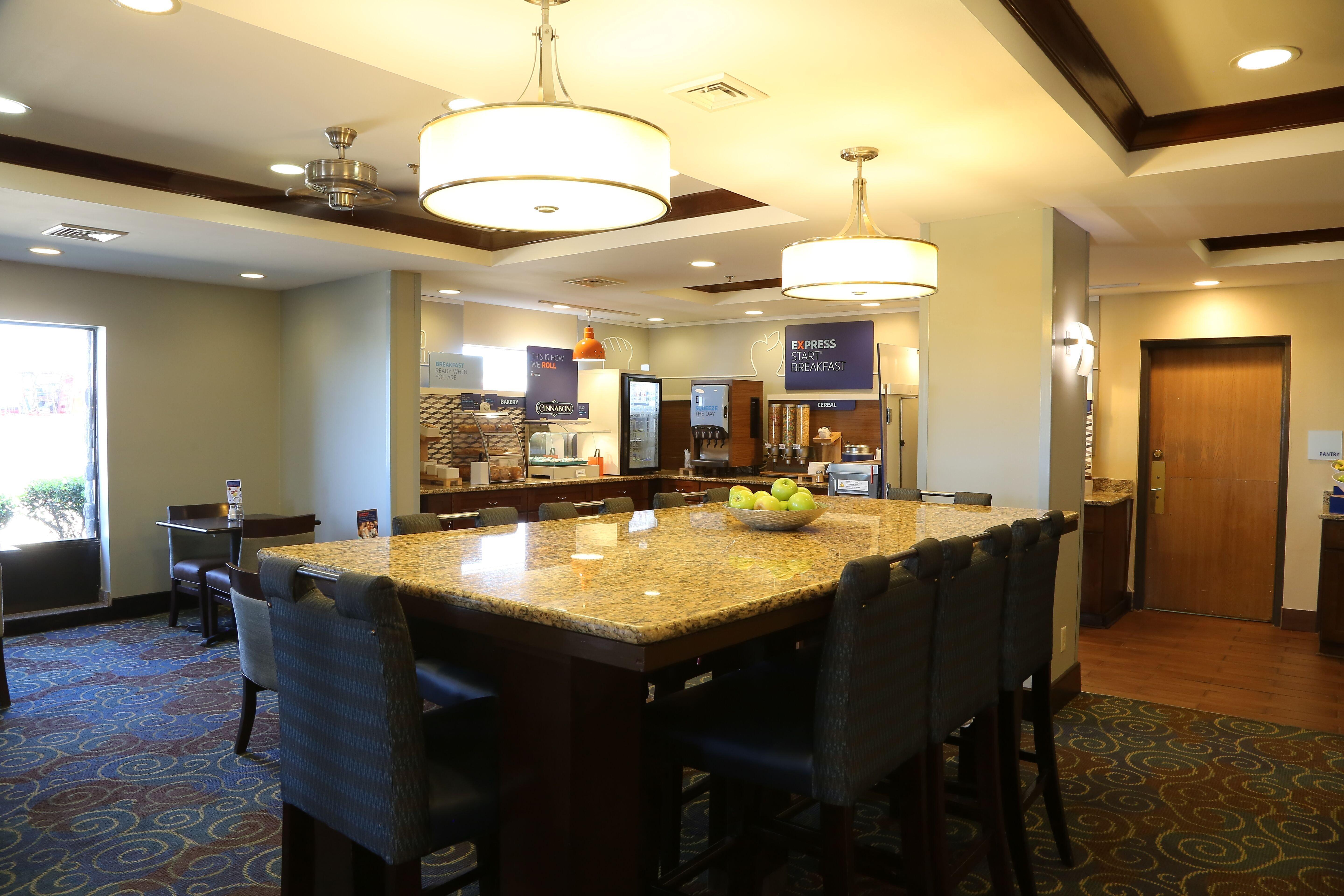 Holiday Inn Express Hotel & Suites Cleveland - Ms By Ihg Exterior photo
