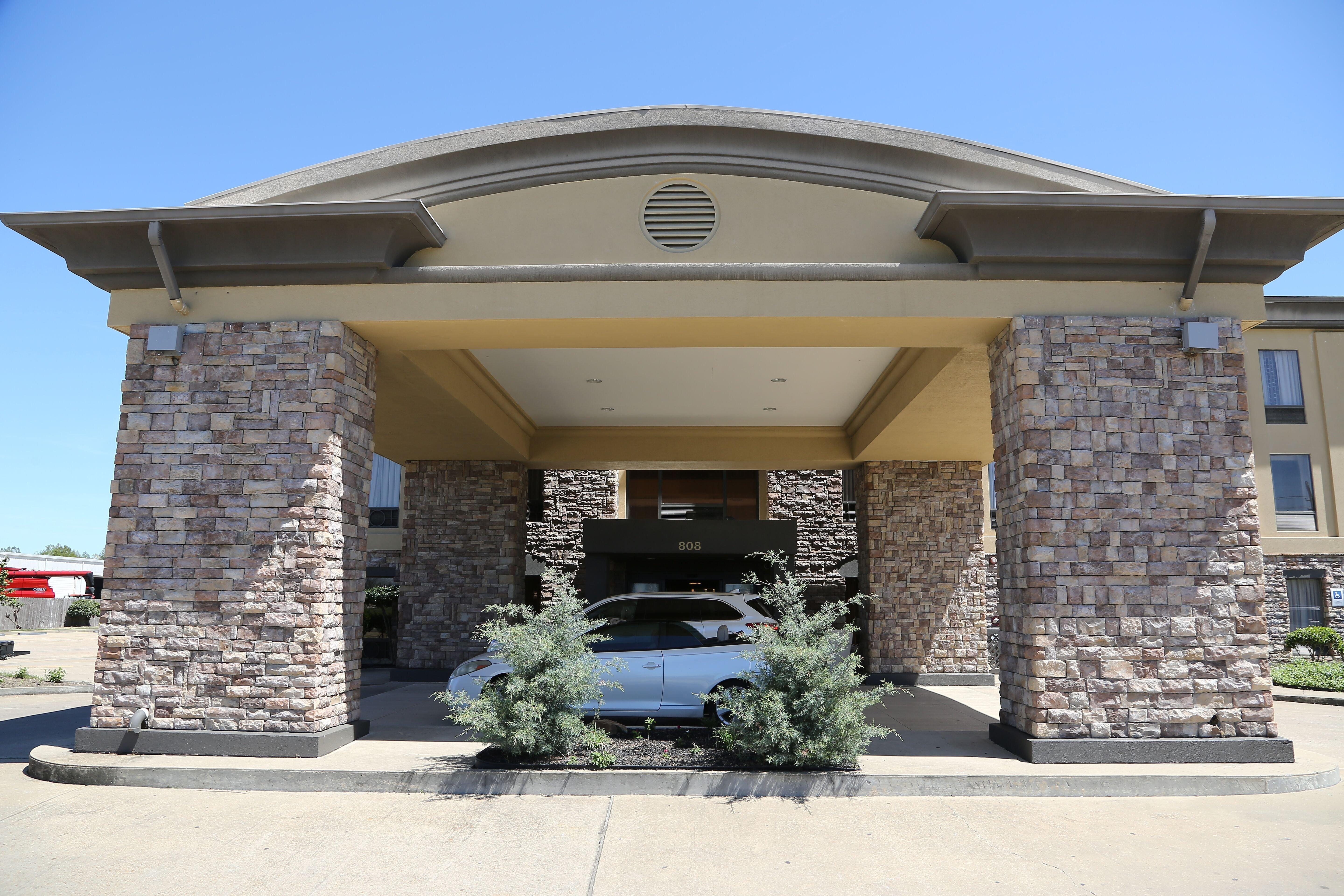 Holiday Inn Express Hotel & Suites Cleveland - Ms By Ihg Exterior photo
