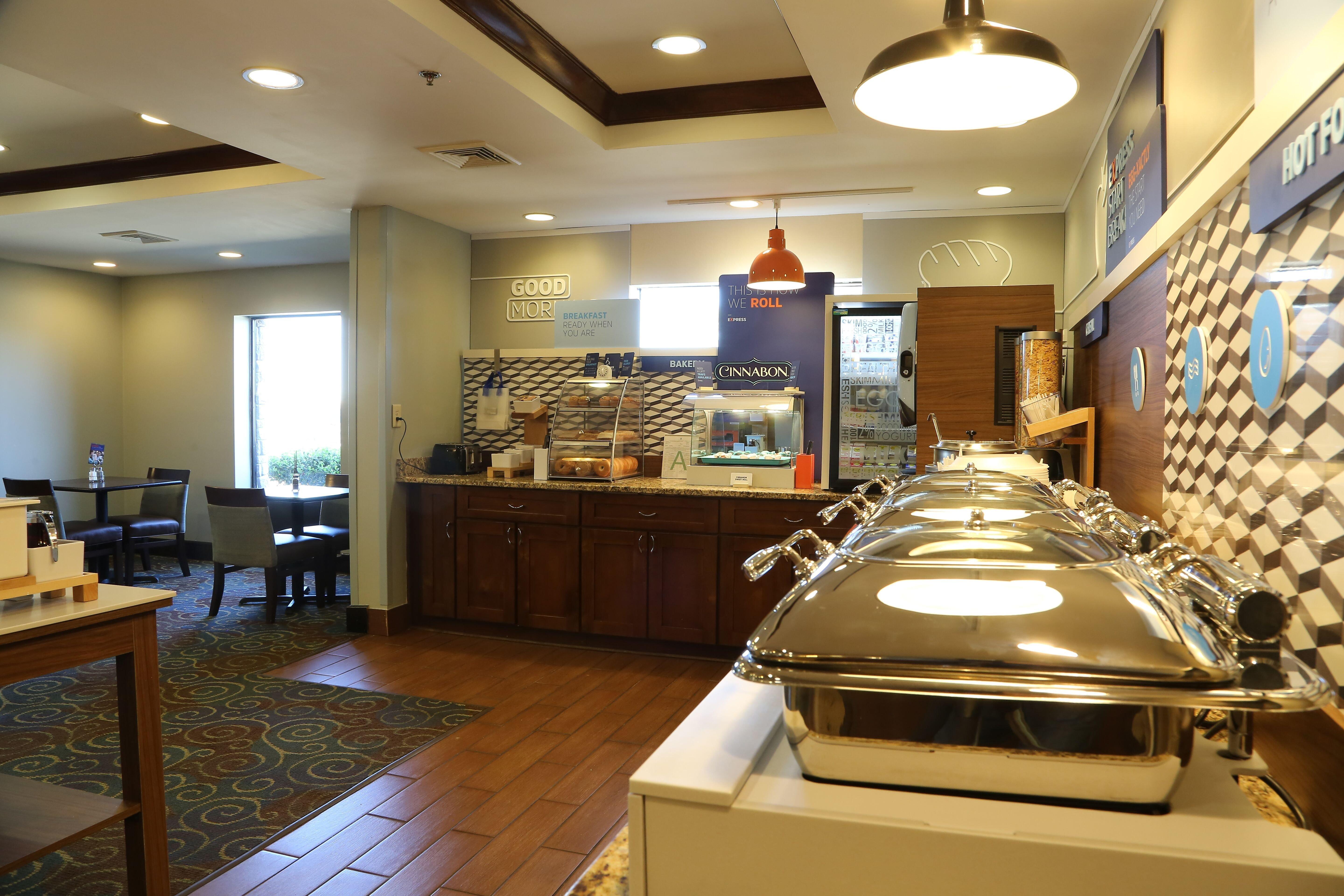 Holiday Inn Express Hotel & Suites Cleveland - Ms By Ihg Exterior photo