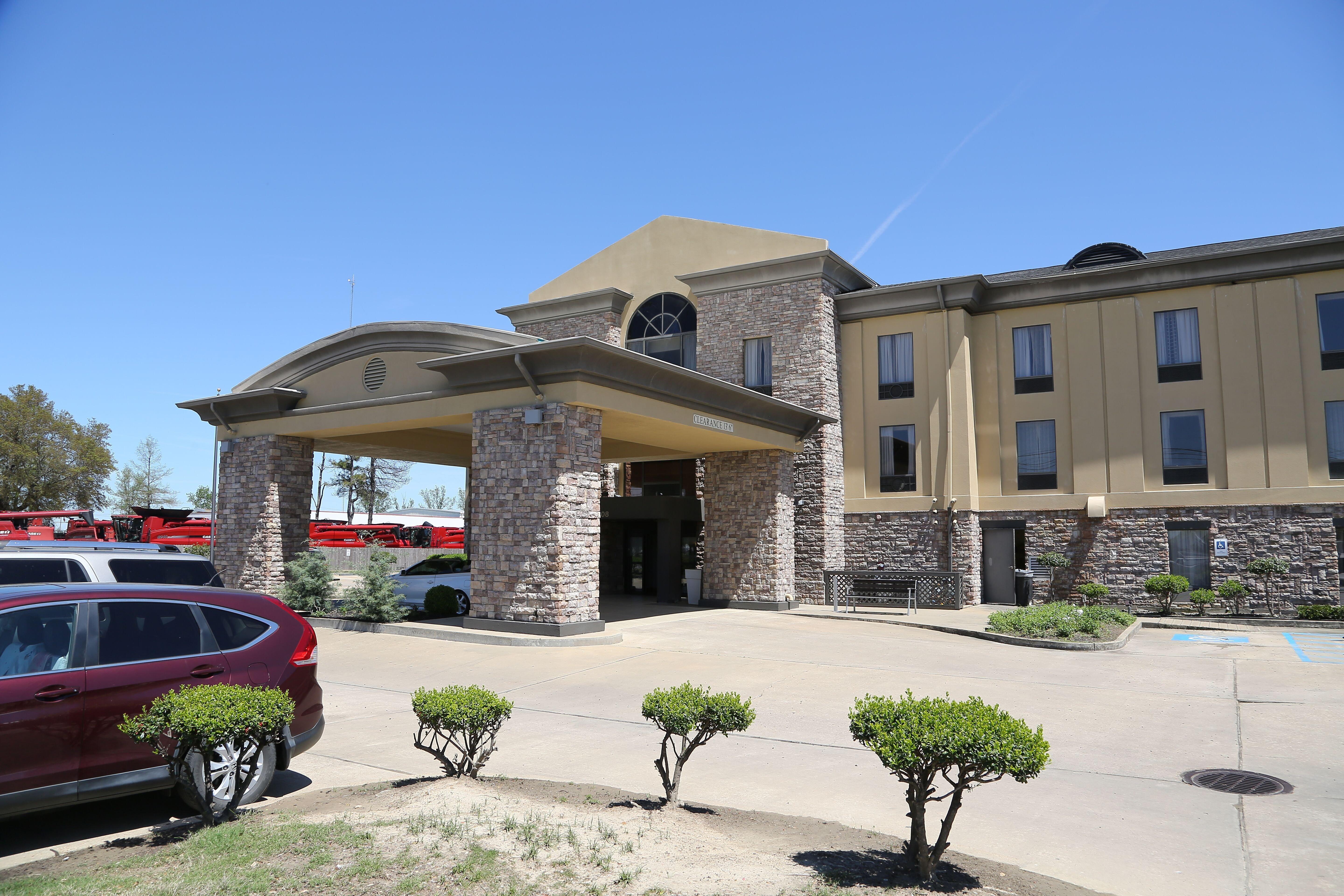 Holiday Inn Express Hotel & Suites Cleveland - Ms By Ihg Exterior photo