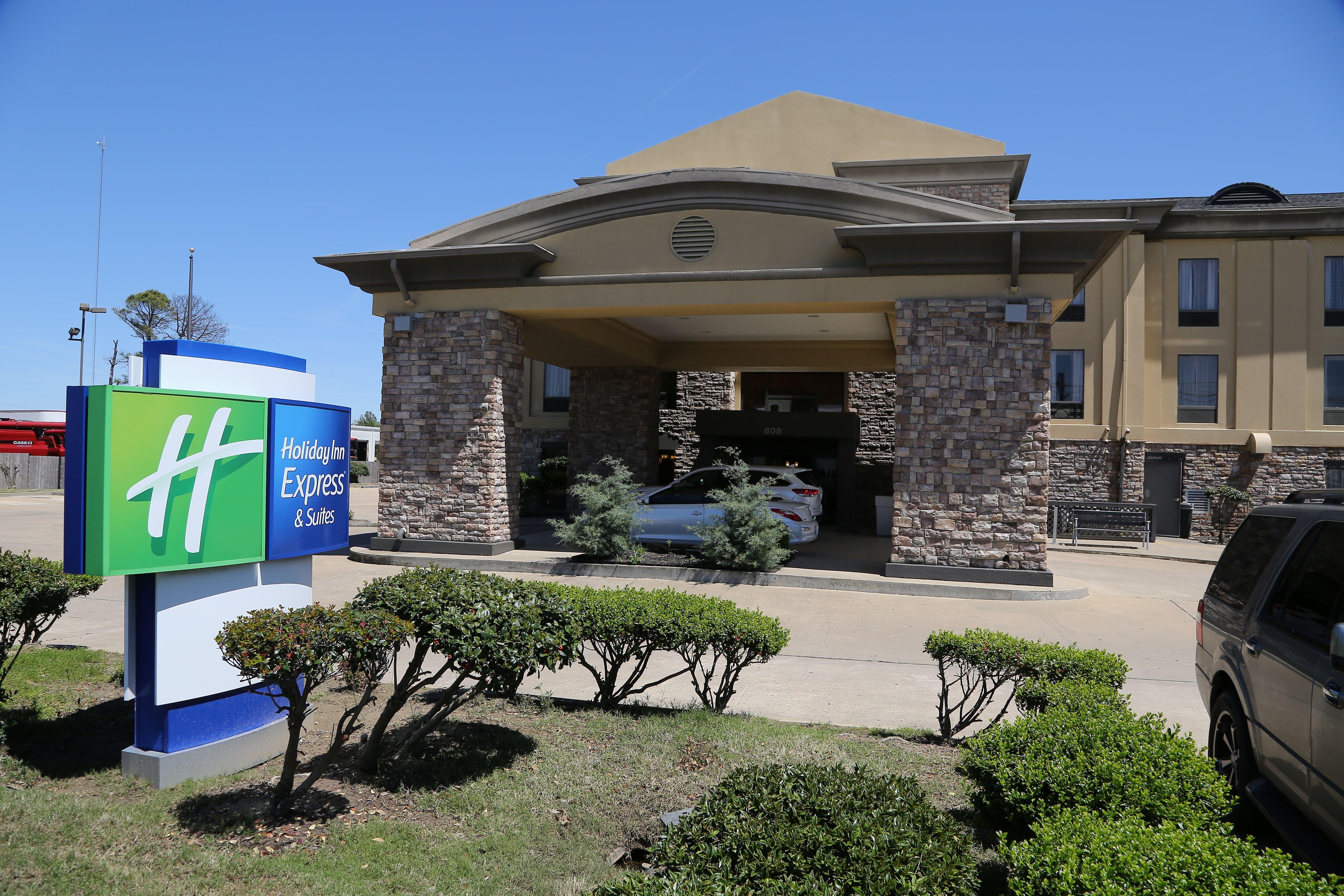 Holiday Inn Express Hotel & Suites Cleveland - Ms By Ihg Exterior photo