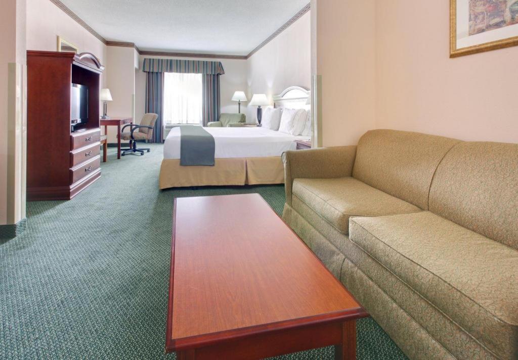 Holiday Inn Express Hotel & Suites Cleveland - Ms By Ihg Exterior photo