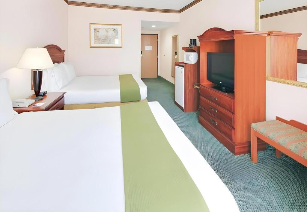 Holiday Inn Express Hotel & Suites Cleveland - Ms By Ihg Exterior photo