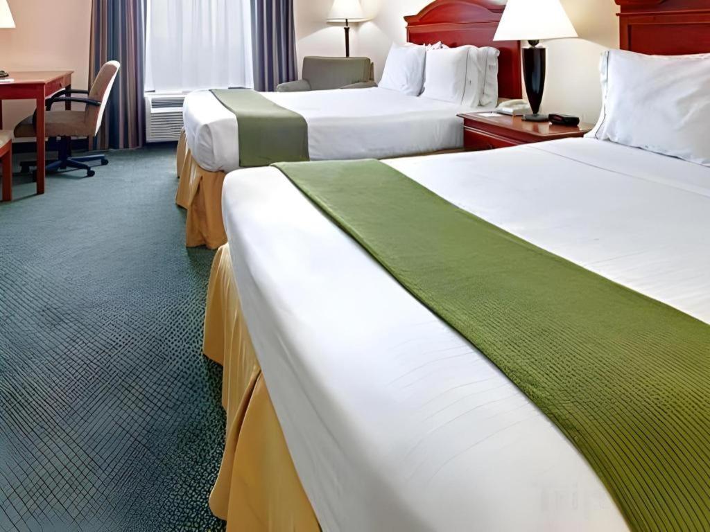 Holiday Inn Express Hotel & Suites Cleveland - Ms By Ihg Exterior photo